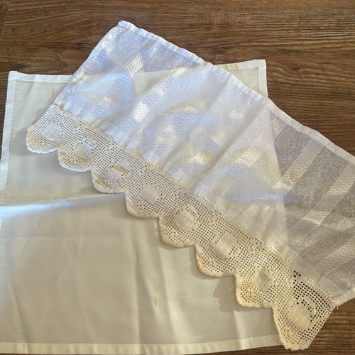 Set of 2 table linens like new