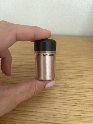 MAC pigment eyeshadow powder, shade Tan