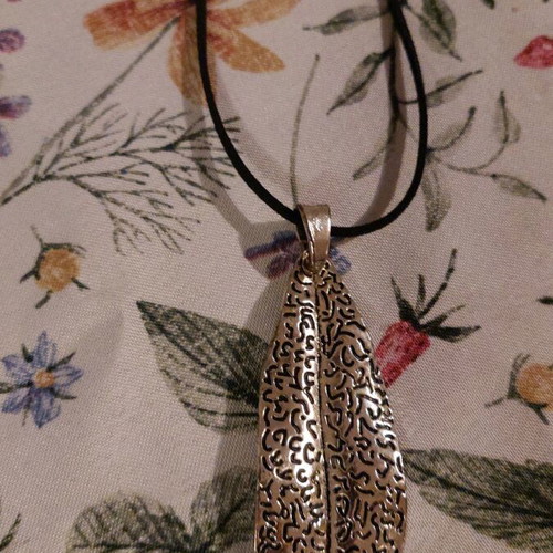 Long leaf necklace like new, unworn