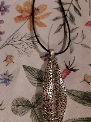 Long leaf necklace like new, unworn
