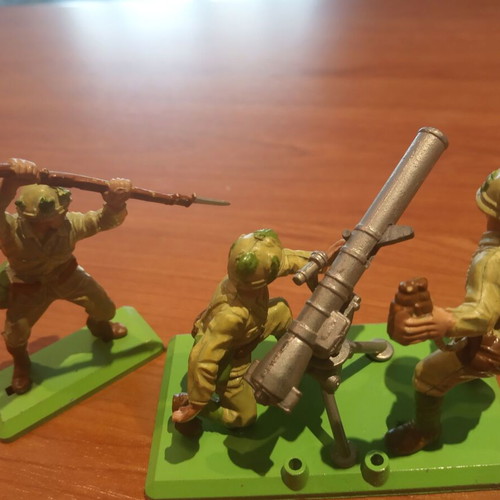 Britains Detailed 1:32 American and Japanese Marine Figures with Mortar like new