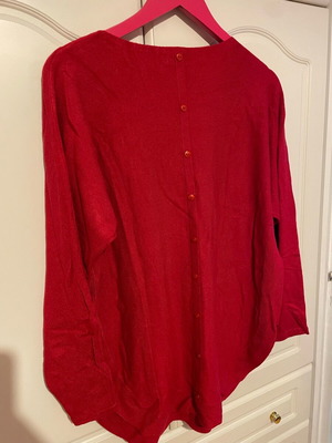 Red pullover like new, ML