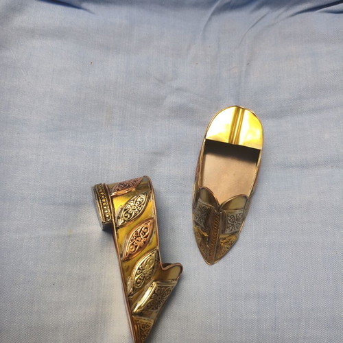 Vintage metal ashtrays set of 2 babouche slippers, like new
