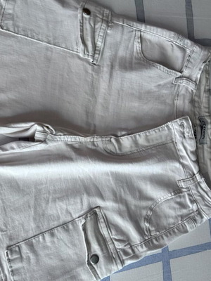 Women's beige bermuda shorts above the knee with external pockets like new