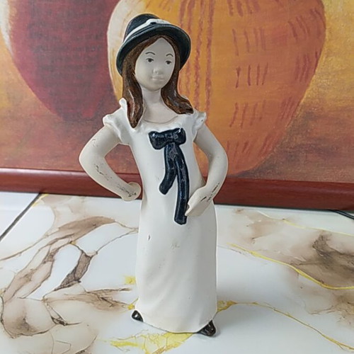 Porcelain figurine young handmade Rex Valencia like new