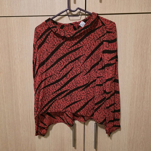 Gin blouse red animal print like new, size M
