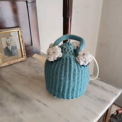 Scherzer Bavaria Germany teapot like new, fine porcelain with handmade wool cover