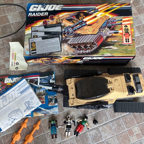 GI Joe Raider vintage vehicle with 3 figures