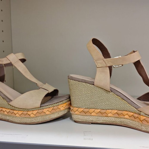 Verde T-Strap platform sandals size 40 like new, beige taupe