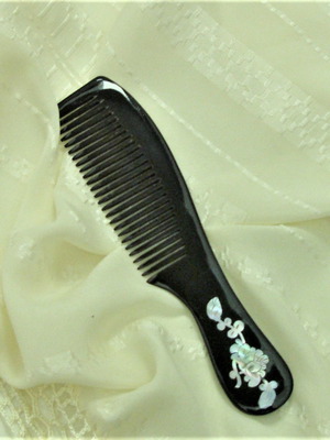 Collectible combs set of 2 made of horn and shell new