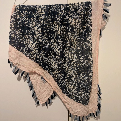 Scarf with fringes in blue and pink colors
