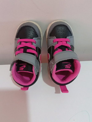 Παιδικά παπούτσια Nike μεταχειρισμένα, γκρι με ροζ, νούμερο 21.5