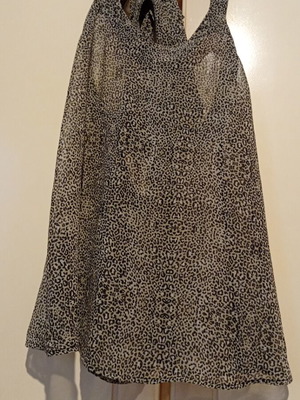 Pull & Bear top like new, size small, black and white
