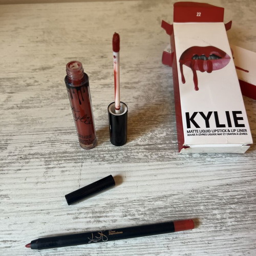Kylie Cosmetics Lipstick and Lip Liner Set Color 22 New with Chocolate Scent