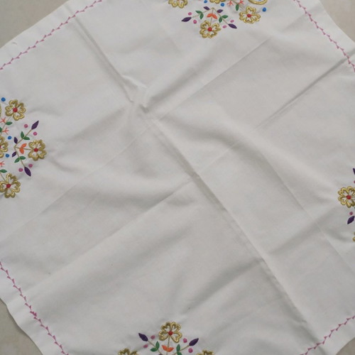 Table runner like new, white with embroidered flowers 44x44