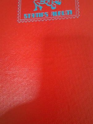 Stamp album like new with over 550 stamps from various countries