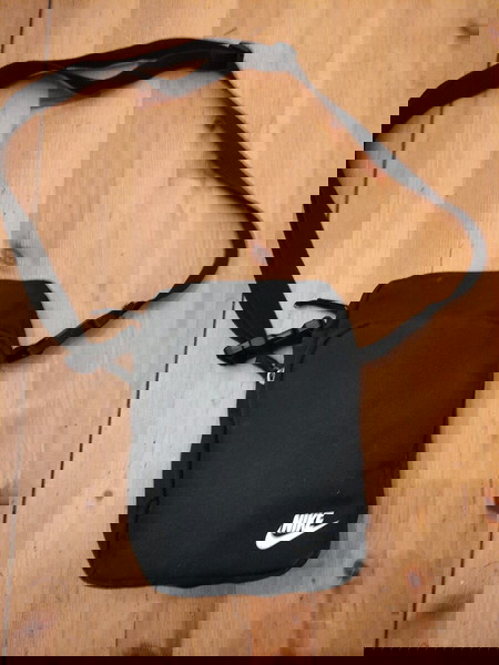 Nike τσαντάκι ώμου.