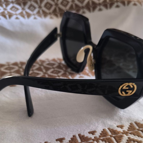 Gucci sunglasses like new, oversized black hexagonal frame