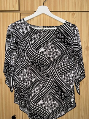 Blouse size M like new, black and white