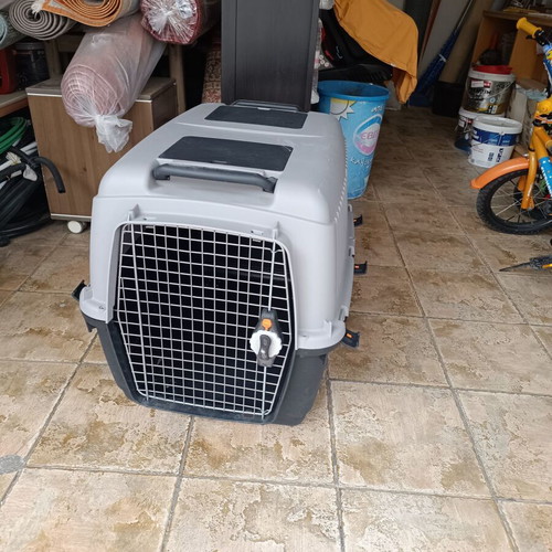 Bergamo dog transport crate like new, approved for airplane travel