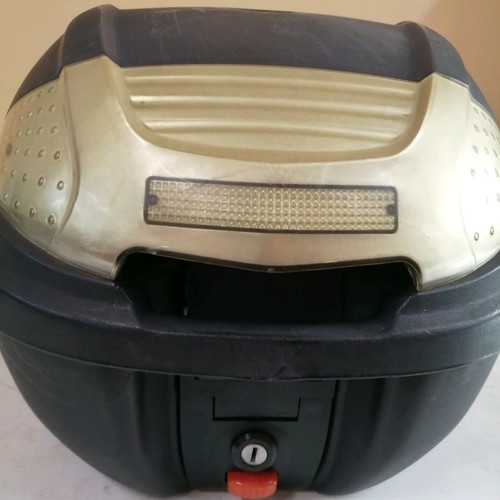 Motorcycle top case used with rack and keys