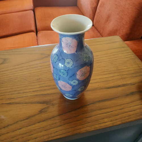 Porcelain vase with colors and designs like new