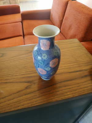 Porcelain vase with colors and designs like new