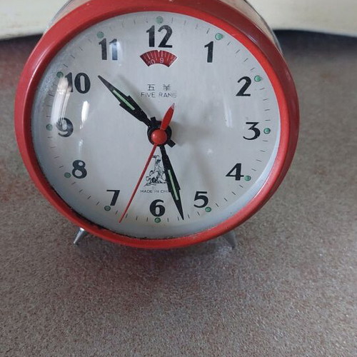 Five Rams wind-up table clock used, analog