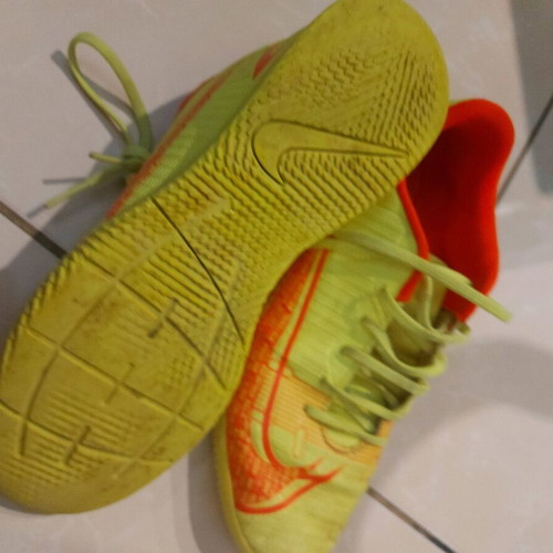 Nike football shoes size 39 used, yellow