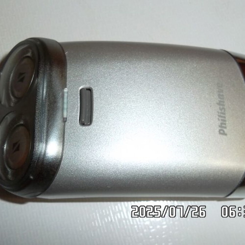Philishave battery shaver used with case and brush