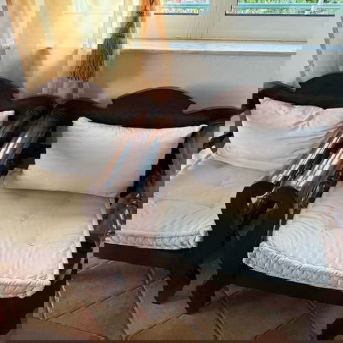 Χειροποίητο σαλόνι σετ με τετραθέσιο καναπέ, 3 πολυθρόνες, 2 σκαμπό και τραπεζάκι με τζάμι σαν καινούργιο