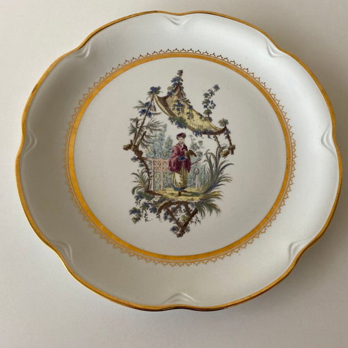 Decorative plate set used, 1 large and 5 small plates