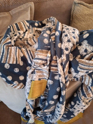Lynne scarf like new, gray and blue, long shape