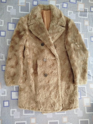 Vintage women's coat with eco fur in camel color, used