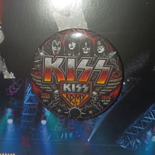 Kiss pins new, set with all band members