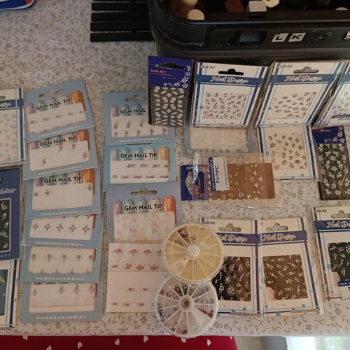 Nail tip set 24 pieces with nail art decorations and rhinestone wheels