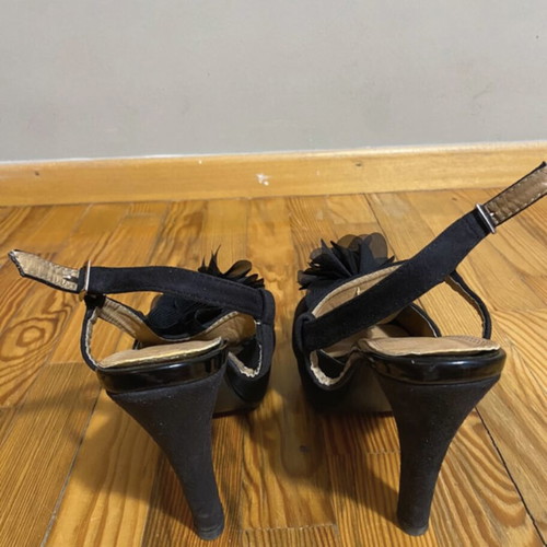 Black sandals like new with flower design, size 37