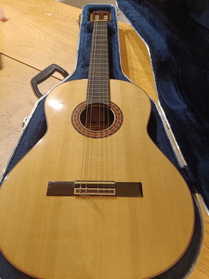 Guernica Model 90ADLX Classical Guitar like new