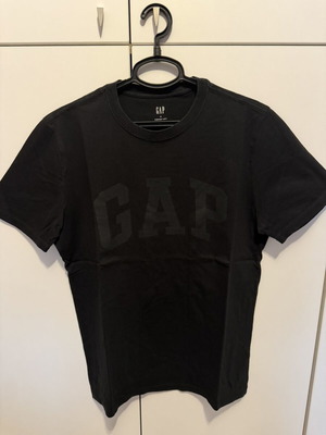 Gap T shirt medium black like new