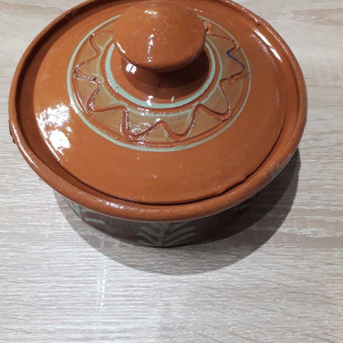 Ceramic pots new with hand-painted lids