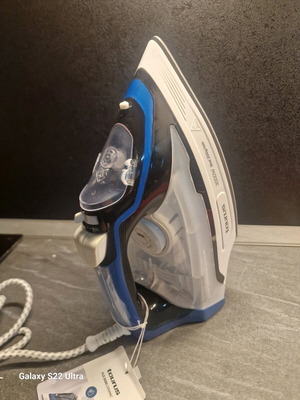 Taurus 3000W iron new with ceramic soleplate and steam