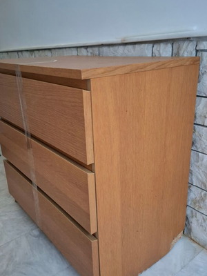 IKEA MALM συρταριέρα μεταχειρισμένη με 3 συρτάρια, χρώμα ξύλου, χτύπημα στο πλάι