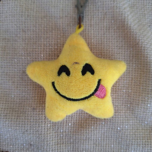 Star-shaped smiley keychain like new, yellow plush emoji