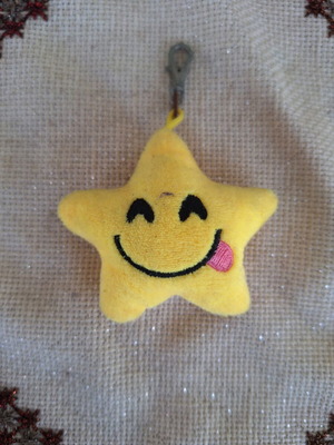 Star-shaped smiley keychain like new, yellow plush emoji