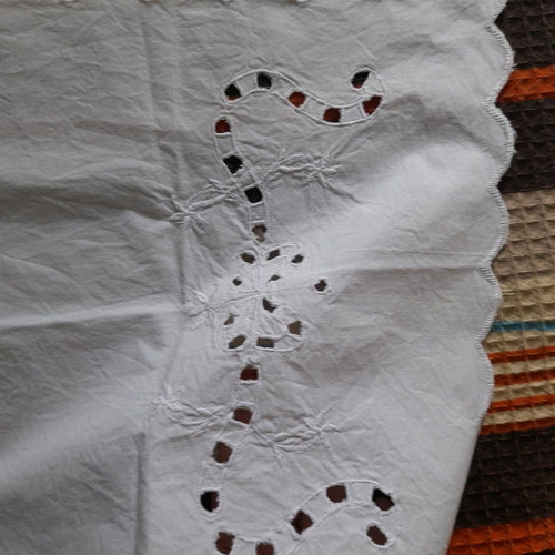 Embroidered cutwork napkin set with 2 squares and 2 napkins like new