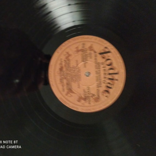 Vinyl record with 16 Christmas songs from around the world like new