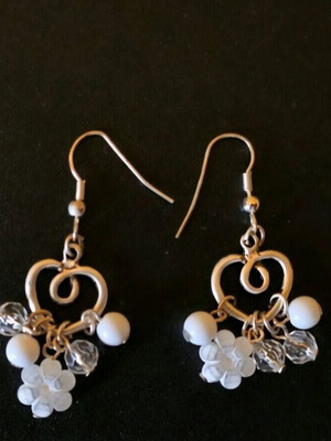 Metal heart-shaped earrings new, white and silver
