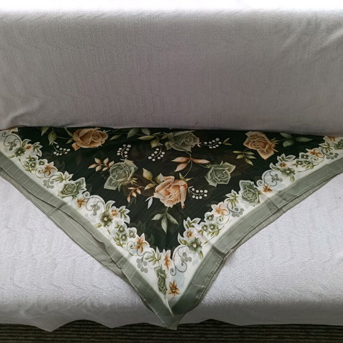 Headscarf like new, size 90x90 cm