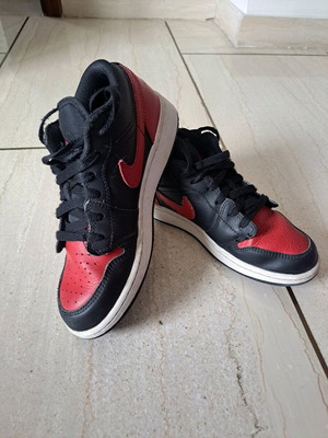 Nike Air Jordan No 35,5 αθλητικά σαν καινούργια, μαύρο και κόκκινο