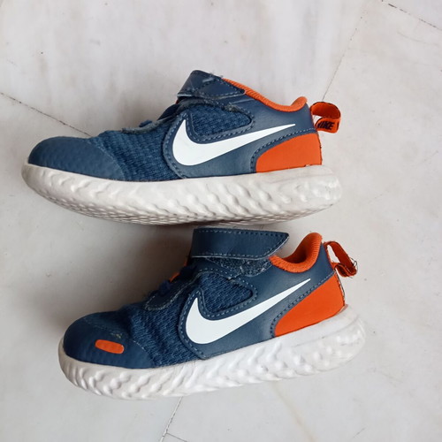 Αθλητικά παπούτσια Nike Revolution νούμερο 23.5 σαν καινούργια μπλε πορτοκαλί